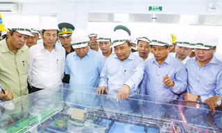 Thủ tướng Nguyễn Xuân Phúc thăm và làm việc tại Cty TNHH gang thép Hưng Nghiệp Formosa Hà Tĩnh. Ảnh: Thống nhất/TTXVN.