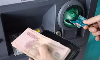 Mức phí rút tiền thẻ ATM nội mạng 1.650 đồng là cao so với chi tiêu của nhiều người lao động.
