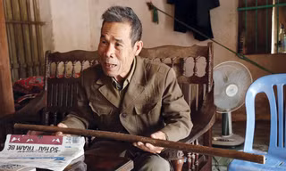 Ông Quán bồi hồi kể lại những kỷ niệm cùng chiếc gậy Trường Sơn. Ảnh: Dương Lê.