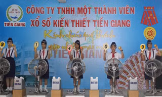 Một lần quay số mở thưởng của Cty Xổ số Kiến thiết Tiền Giang.