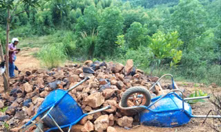 Một điểm tập kết quặng sắt dưới chân núi.