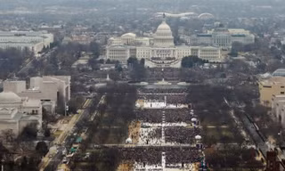 Đám đông người tới tham dự lễ nhậm chức của Tổng thống Mỹ Donald Trump không hề biết rằng trước đó một tuần, các camera giám sát bị tê liệt vì tin tặc. Ảnh: Washington Post.