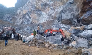 Hiện trường vụ sập mỏ đá. Ảnh: Dân Việt