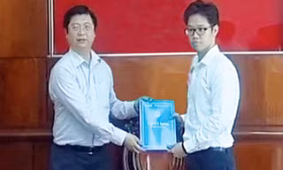 Ông Vũ Minh Hoàng (bìa phải).