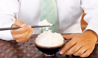 Trước thông tin gạo giả, ăn cơm trắng cũng lo. Ảnh: Food Network.