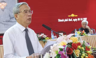 Nhà thơ Nguyễn Khoa Điềm trong một cuộc hội thảo.