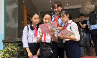 Hà Lam (ngoài cùng, bên trái) tại Liên hoan “Chỉ huy Ðội giỏi” toàn quốc lần III, năm 2018. ẢNH: NGỌC THẮNG.