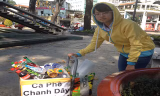 Khánh Phương với thùng nước giải khát đắt khách vào những ngày nắng oi bức. Ảnh: H.H.