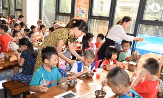 Học sinh một trường tiểu học ở Hà Nội. Ảnh: N.H.