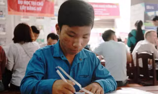 Hồ Xuân Sang làm thủ tục nhập học tại ĐH Duy Tân. Ảnh: Nhật Hạ.