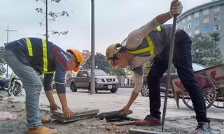 Mục kích những vỉa hè Hà Nội vừa lát đá đã hỏng