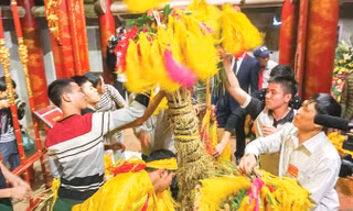 Dỡ lộc hoa tre để phát lộc cho dân tại đền Thượng. Ảnh: Toan Toan.