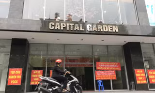 Chung cư Capital Garden (Trường Chinh) bị người dân phản đối vì chưa nghiệm thu PCCC. Ảnh: Trường Phong.