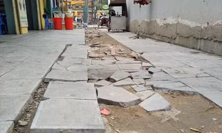 Vỉa hè trên đường Nguyễn Trãi bị xới tung sau khi lát đá mới chưa lâu. Ảnh: Minh Đức.
