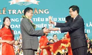 Tiên phong công nghệ, 'cứu mình' khi hội nhập