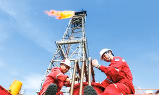 Vững tay chèo đưa PVEP vượt sóng cả