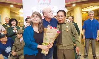 Sự đón tiếp rộng lòng, thân tình của cựu chiến binh Việt Nam khiến các cựu binh Mỹ cảm thấy được tha thứ và nhẹ nhõm. Ảnh: Lê Xuân Sơn.