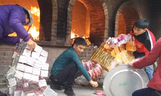 Lượng hàng mã tương đương hàng tỷ đồng mỗi năm hóa ra tro ở điểm nóng đền Bà chúa Kho. Ảnh: T.Toan.