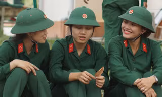 Bóng hồng 9X rộn bước quân hành