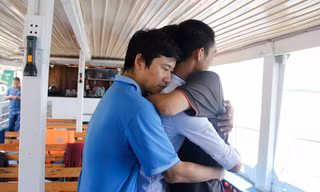 Ôm lấy ân nhân trước khi rời Đà Nẵng. Ảnh: Thanh Trần.