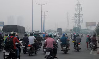 “Mù khô” dày đặc trên sông Sài Gòn vào sáng sớm 7/10. Ảnh: Hữu Huy.