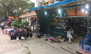 Nhiều ki ốt chợ tạm vẫn hoạt động.