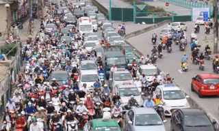 Đã chậm gần 3 năm và gây tắc đường liên miên nhưng dự án mở rộng đường Vành đai 2 qua Trường Chinh vẫn mịt mù ngày về đích. 