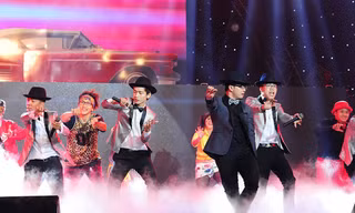 PB Nation hát lại Uptown Funk với vũ đạo được nhận xét là giống bản gốc. Ảnh: Lý Võ Phú Hưng.