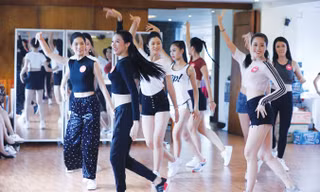 Các thí sinh tập luyện cho đêm Gala.