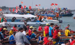 8 đội tham gia tranh tài tại giải đua ghe-nam. Ảnh:Nguyễn Trang.