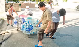 Thiếu nước sạch trầm trọng, nhiều người dân Thủ đô vật vã đi kiếm nước xe bồn, nước đóng bình, nước giếng khoan...Ảnh: Thanh Hà.