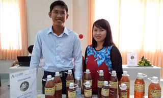 Trần Thành Long với thương hiệu Mật ong Hương Tràm. Ảnh: H.H.