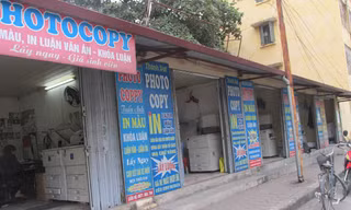 Một dãy quán photocopy trên đường Xuân Thủy (Cầu Giấy) chuyên nhận làm thuê các loại luận văn, khóa luận tốt nghiệp.