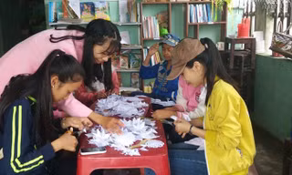 Các em nhỏ trong lớp học tình nguyện giúp Cẩm Tú chuẩn bị cho chương trình Đông yêu thương.