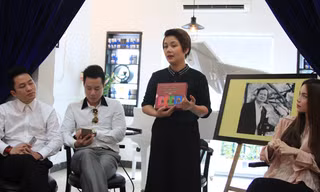 Đạo diễn Bông Mai giới thiệu tập 1 Tổng tập nhạc thiếu nhi do cha mình- An Thuyên biên soạn. Ảnh: N.M.Hà.