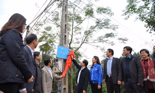 Bí thư Trung ương Đoàn Nguyễn Phi Long và đại diện nhà tài trợ Quỹ Thiện Tâm -Vingroup cùng lãnh đạo địa phương treo biển khánh thành công trình. Ảnh: H.V.