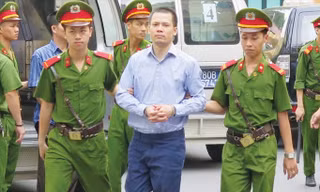 Bị cáo Nguyễn Xuân Thắng được dẫn giải tới tòa.