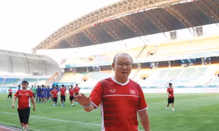 HLV Park Hang Seo và các học trò thăm sân thi đấu chính thức của ÐT tại Tây Java. Ảnh: HỮU PHẠM.