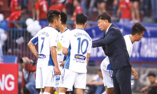 HLV Chung Hae - soung gặp nhiều khó khăn cùng HAGL ở giai đoạn đầu Nuti Cafe V-League 2018. Ảnh: VSI.