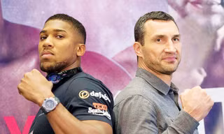Klitschko và Joshua trong buổi họp báo trước trận đấu. Ảnh: SKY SPORT.