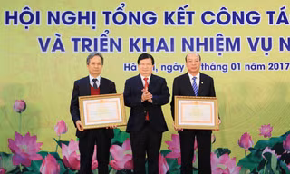 Phó Thủ tướng Trịnh Đình Dũng trao tặng Bằng khen của Thủ tướng cho Tập đoàn Than - Khoáng sản Việt Nam và cá nhân ông Lê Minh Chuẩn (bên phải), Chủ tịch Hội đồng thành viên TKV. Ảnh: Trọng Đạt - TTXVN.