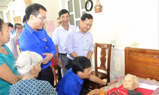 Anh Lê Quốc Phong, Bí thư thứ nhất T.Ư Ðoàn thăm hỏi, tặng quà Mẹ Việt Nam anh hùng Lê Thị Em ở xã Thạch Hà, huyện Thạch Hà (Hà Tĩnh). Ảnh: Ðông Hà.
