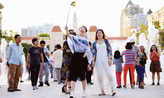 Người dân vui chơi trên khu phố đi bộ Nguyễn Huệ tại trung tâm TPHCM. Ảnh: Huy Thịnh.