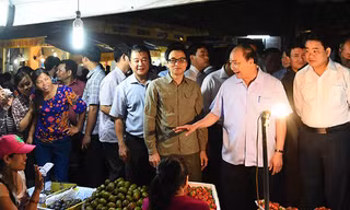 Thủ tướng cùng đoàn công tác kiểm tra an toàn thực phẩm tại chợ Long Biên.