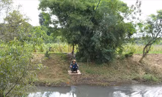 Người dân xã Ea Phê đu cáp qua sông.