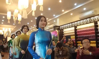 Trình diễn thời trang tơ lụa. Ảnh: Trí Quân.