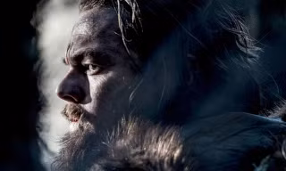 Leonardo DiCaprio không đơn thuần diễn, hóa thân hoàn toàn vào một người đàn ông đối mặt để vượt qua với cái chết treo lơ lửng trên đầu.