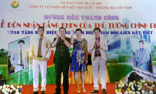 Lê Xuân Giang (mặc quân phục) trắng trợn làm giả cả lễ đón nhận Bằng khen của Thủ tướng nhằm mục đích lừa đảo. Ảnh: Chụp lại từ hồ sơ của công an. 