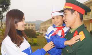 Tạo môi trường sống và công tác thuận lợi để cán bộ, sĩ quan trẻ yên tâm cống hiến là một trong những mục tiêu mà tọa đàm hướng tới. Ảnh: NGUYỄN MINH.