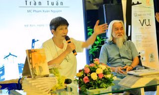 Nhà thơ Trần Tuấn (trái) trong buổi ra mắt sách tại Hà Nội ngày 17/6/2017. Ảnh: Hồng Vĩnh. 